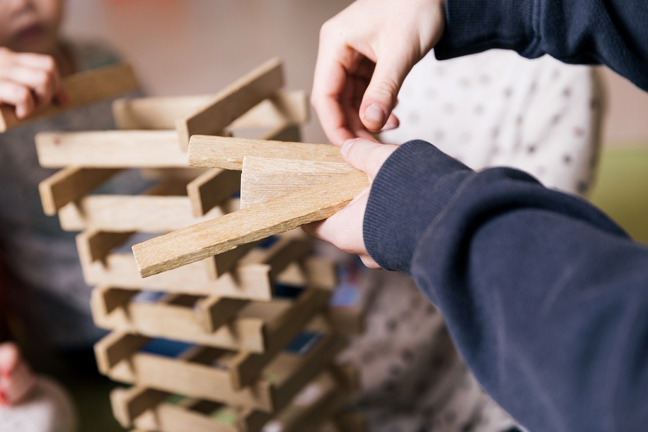 Detailansicht Fachperson Kinderbetreuung, Bau eines Holzturmes