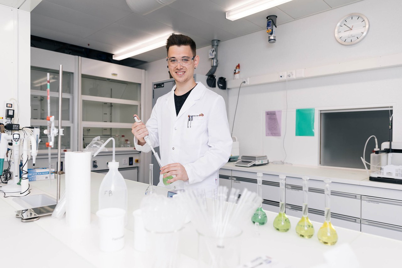 Laborant beim Pipettieren mit Reagenzglas