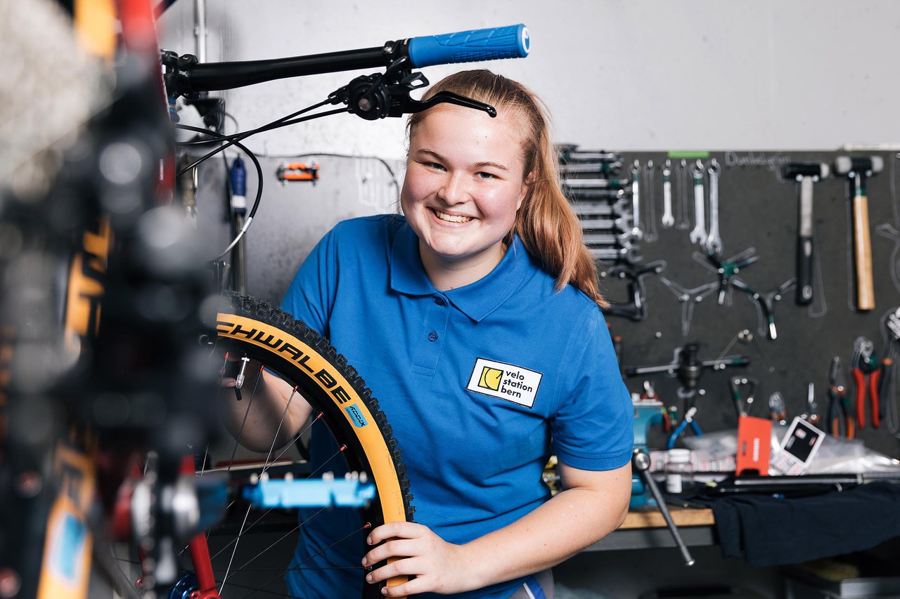 Fahrradmechaniker beim Kontrollieren eines Rades