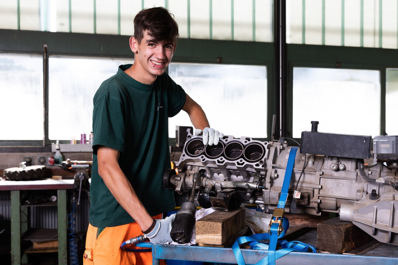 Motorgerätemechaniker beim Reparieren eines Motors