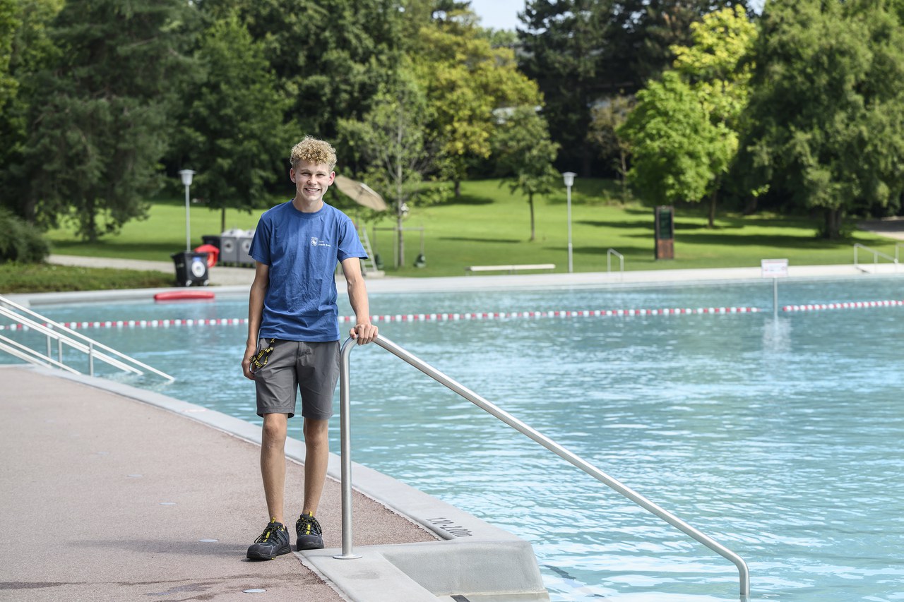 Lernender Betriebsunterhalt EFZ Fachrichtung Sportanlagen steht vor einem Schwimmbecken