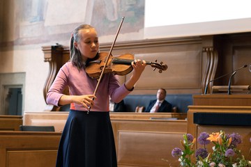 Emilie Köther an der Violine.. Vergrösserte Ansicht