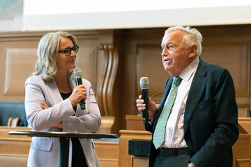Moderatorin Sonja Hasler im Gespräch mit Hansjörg Wyss.. Vergrösserte Ansicht