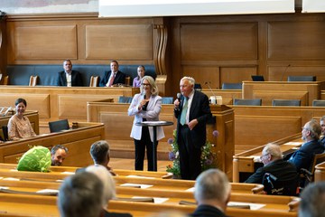 Moderatorin Sonja Hasler im Gespräch mit Hansjörg Wyss.. Vergrösserte Ansicht