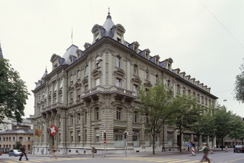 Die Aussenaufnahme zeigt das Verwaltungsgebäude an der Bundesgasse 33. Dominant ist der zur Jahrhundertwende herrschende neoklassizistische Stil.