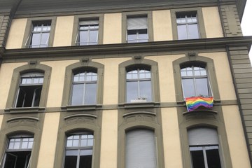 Regenbogenfahne, Direktion für Bildung, Soziales und Sport (BSS). Vergrösserte Ansicht