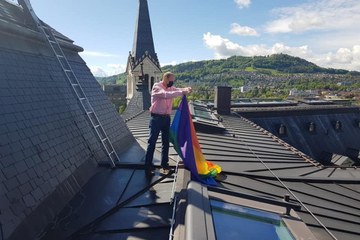 Regenbogenfahne, Direktion für Finanzen, Personal und Informatik FPI. Vergrösserte Ansicht