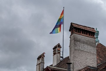 Regenbogenfahne auf dem Erlacherhof. Vergrösserte Ansicht