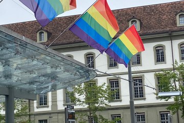 Regenbogenfahne auf dem Baldachin . Vergrösserte Ansicht