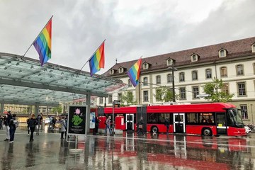 Regenbogenfahnen auf dem Baldachin. Vergrösserte Ansicht