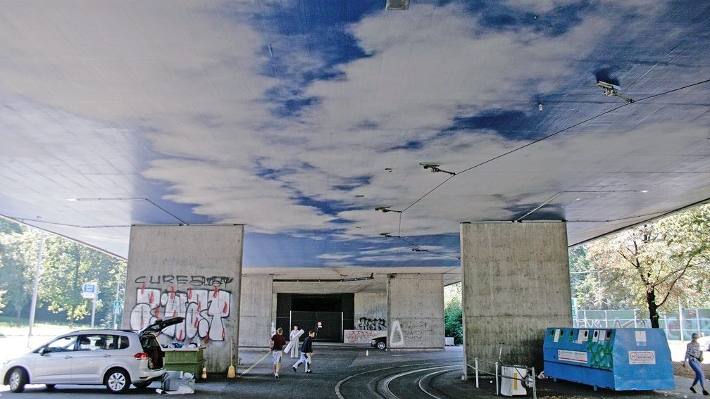 Das Bild zeigt ein vergangenes Projekt von Kunst im öffentlichen Raum: die mit einem Himmel bemalte Unterseite der Autobahnbrücke beim Ostring.