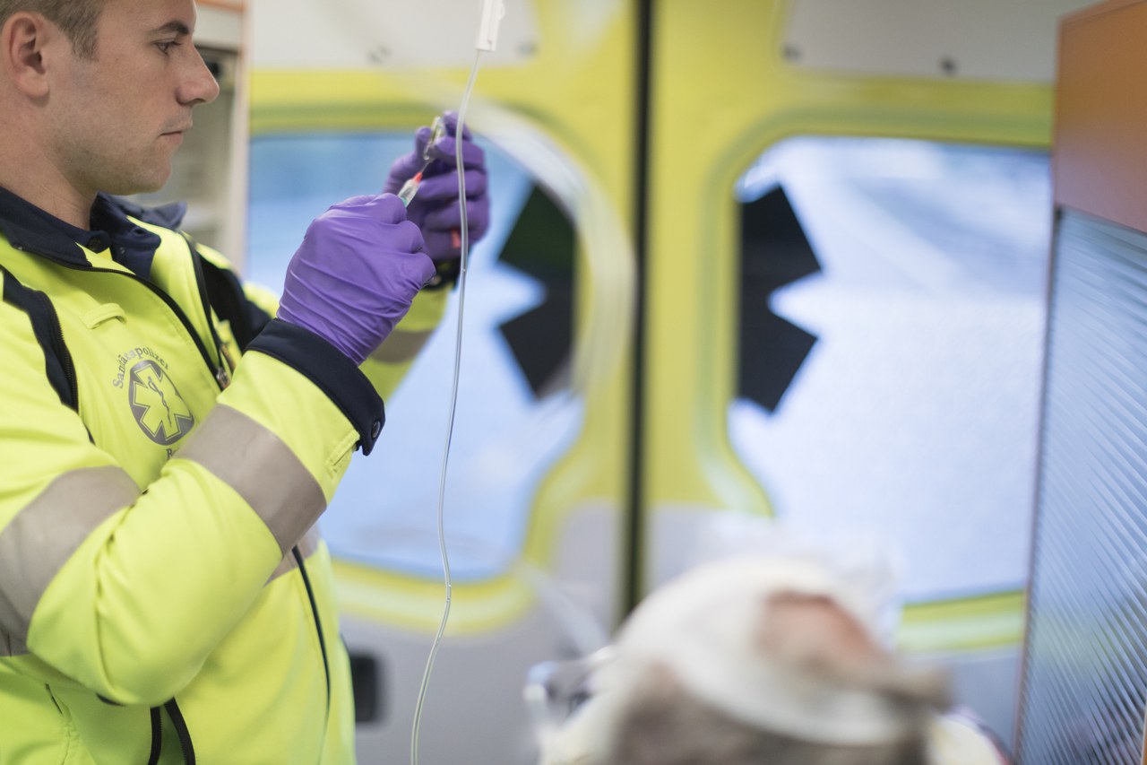 Rettungssanitäter bei der Medikamentengabe (Bild: KEYSTONE / G. Bally)