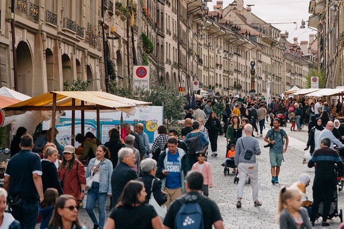 Menschen laufen durch die Gerechtigkeitsgasse in Bern