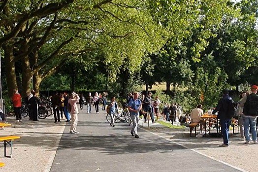 Menschen laufen auf einer autofreien Strasse.