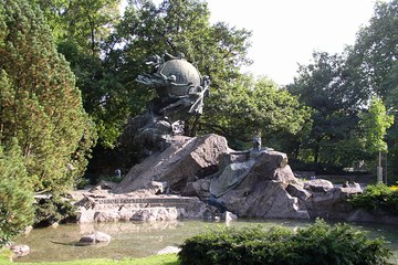 Das Weltpostdenkmal von der Bundesgasse aus betrachtet. Bild Wikipedia. Vergrösserte Ansicht