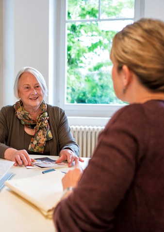 Zwei Personen in einem Beratungsgespräch