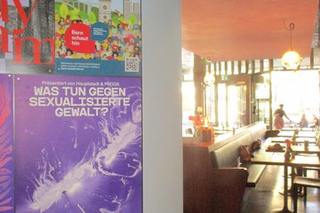 Plakat in Restaurant. Vergrösserte Ansicht