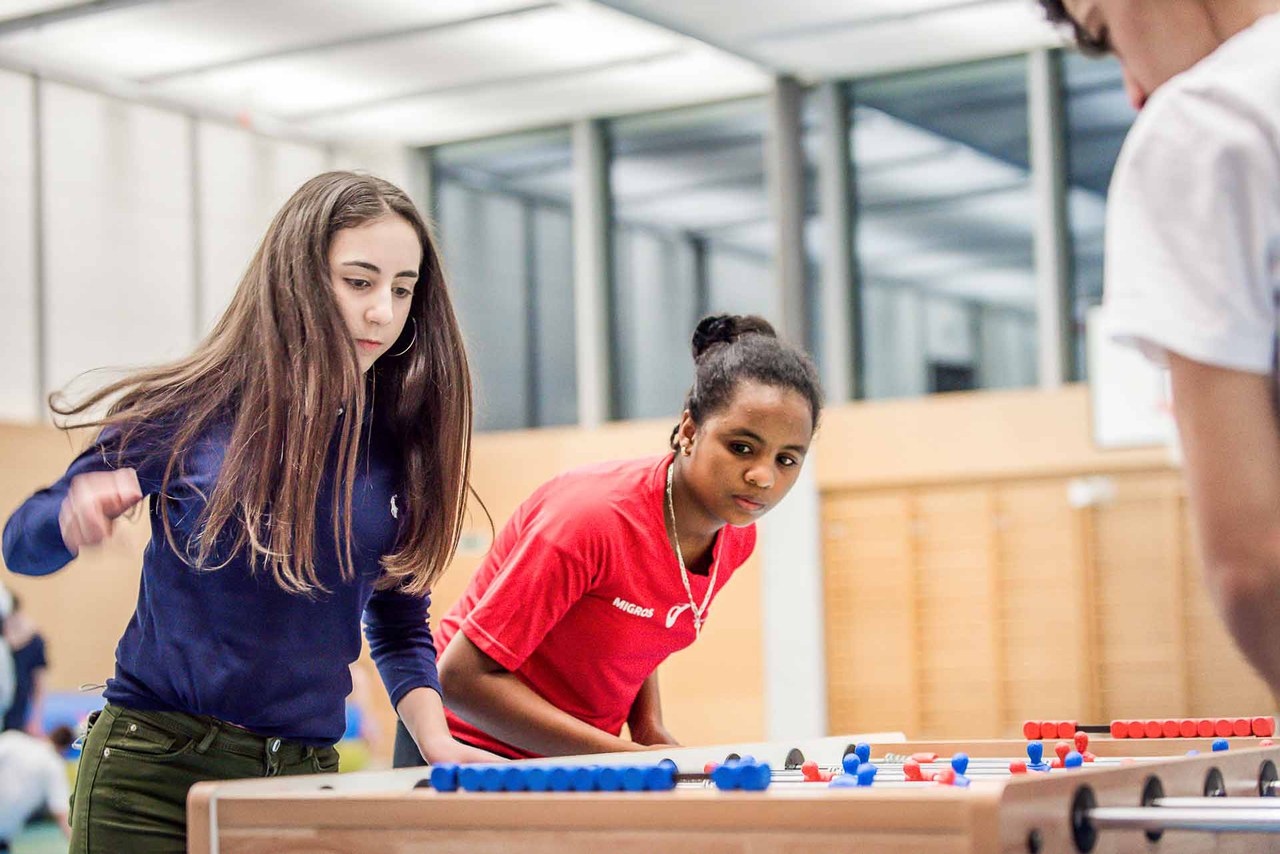 Jugendliche spielen Tischfussball