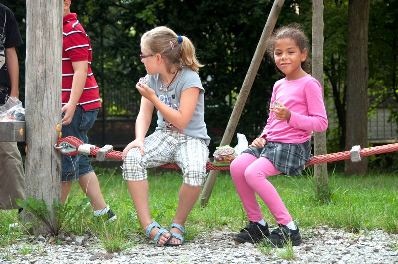 Kinder beim Picknick im Wald