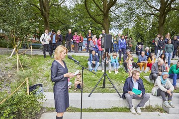 Eröffnungsfest mit Gemeinderätin Marieke Kruit. Foto: Pipaluk Minder. Vergrösserte Ansicht