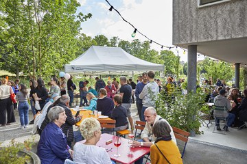 Verpflegung vor dem Café Hueber am Eröffnungsfest. Foto: Pipaluk Minder. Vergrösserte Ansicht