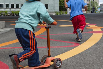 Kinder spielen auf dem neugestalteten Europaplatz. Bild: Manuel Zingg. Vergrösserte Ansicht