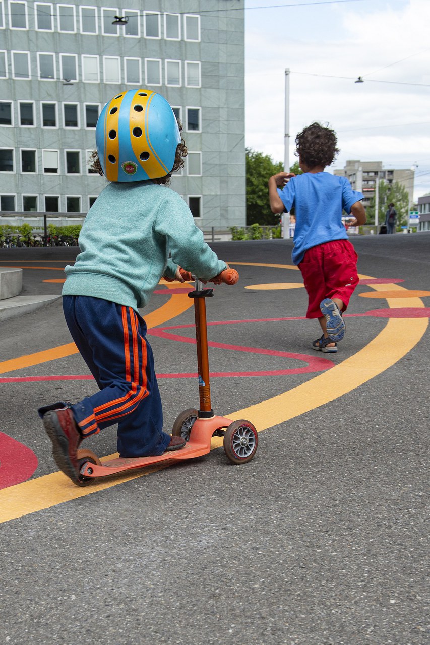 Kinder fahren mit ihren Trottinetts auf dem Europaplatz. @Manuel Zingg