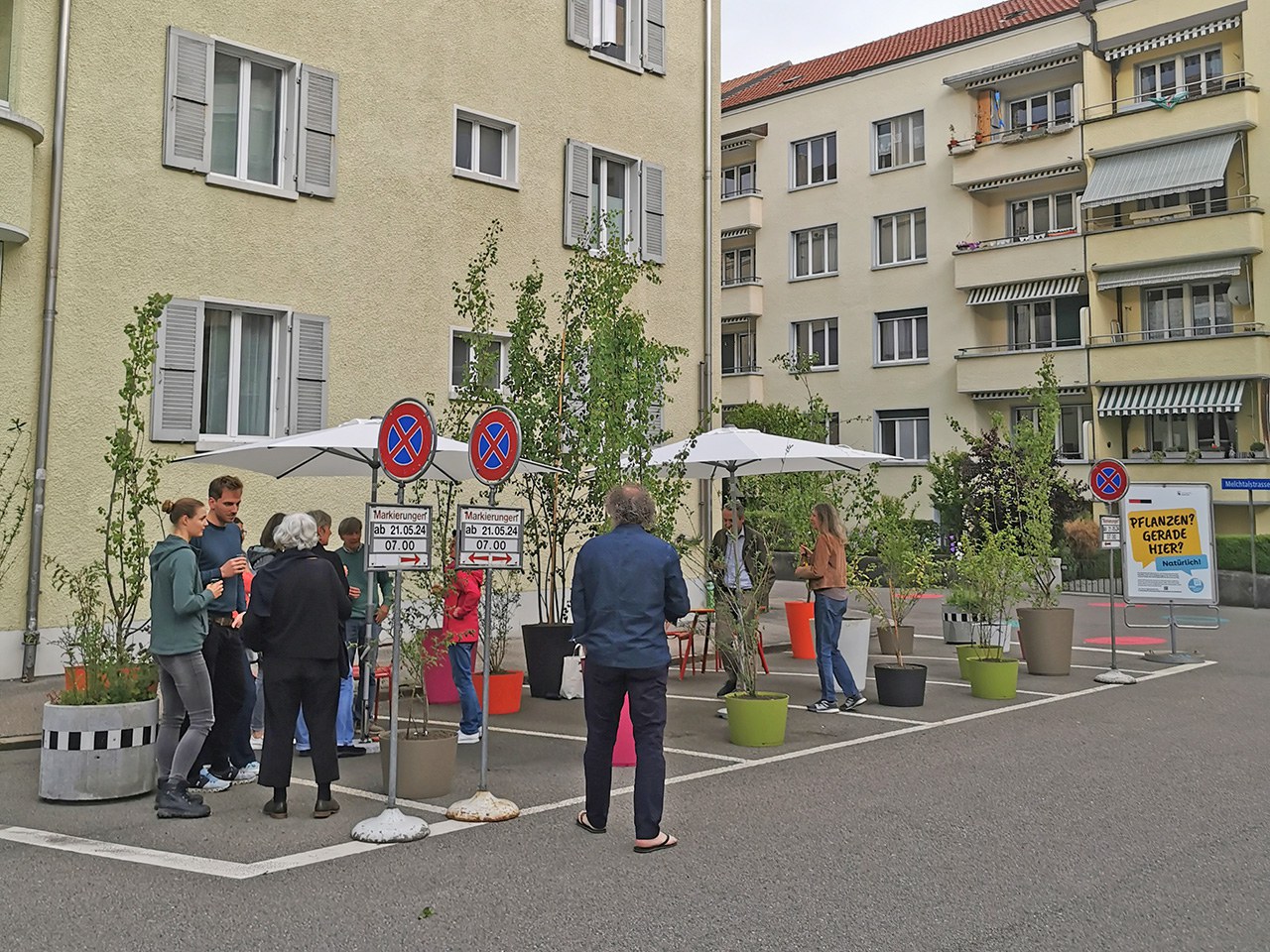 Übersicht der Möblierung - man sieht Tische und Stühle sowie Bepflanzungen