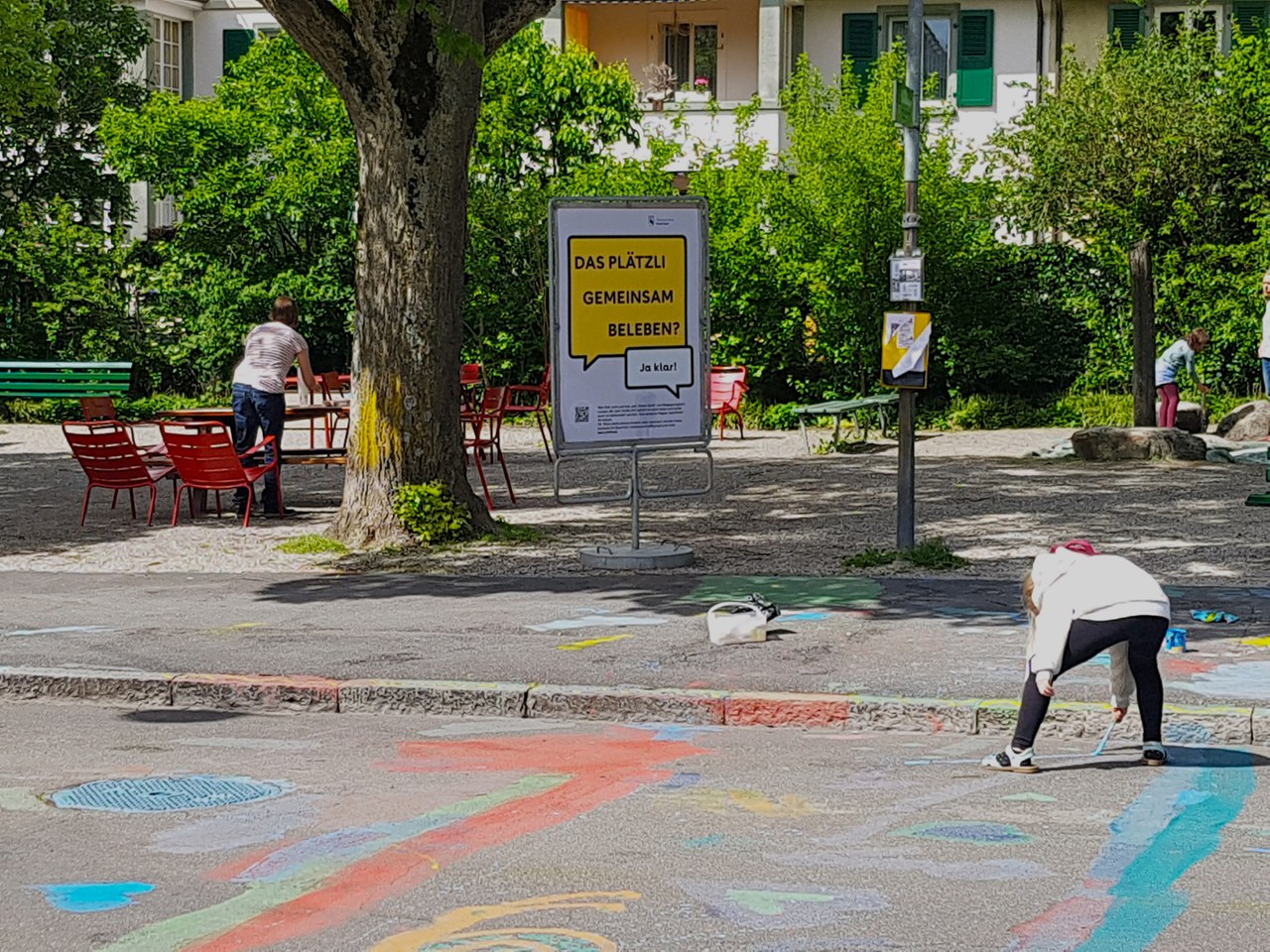 Kinder spielen in der Umgebung