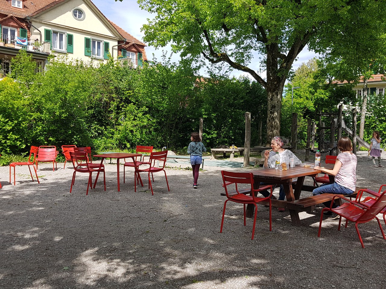 Bewohner sitzen im Schatten der Bäume, weil die Sommersonne sehr strahlt