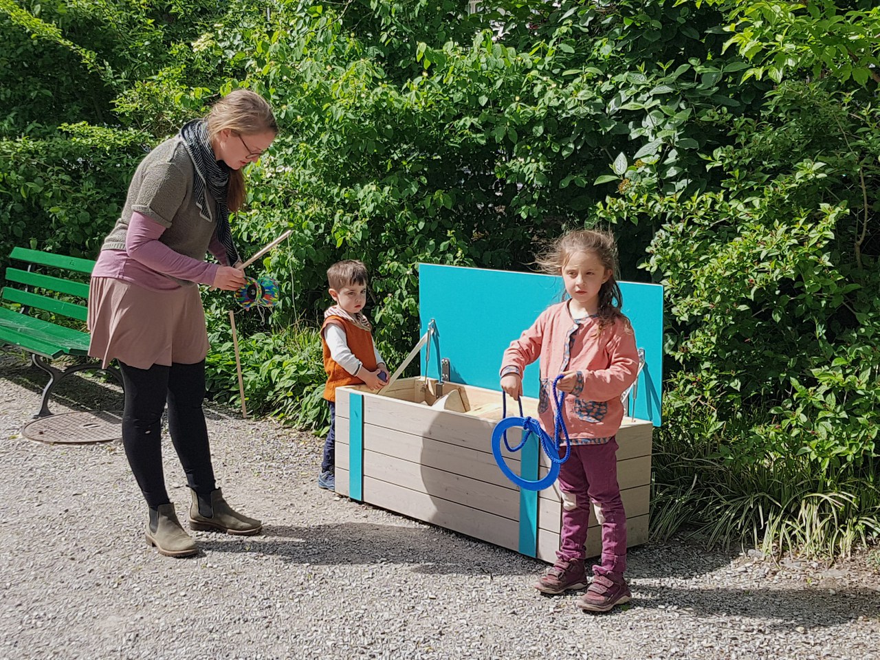 Eine Mutter spielt mit ihren Kindern