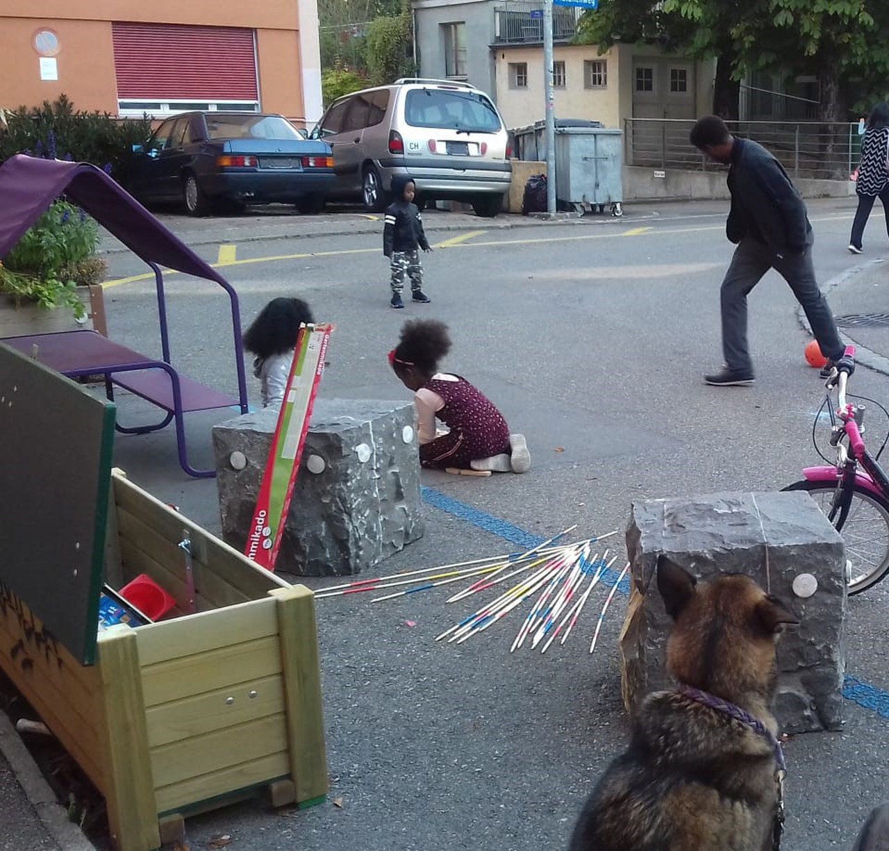 Kinder spielen mit dem Spielzeug