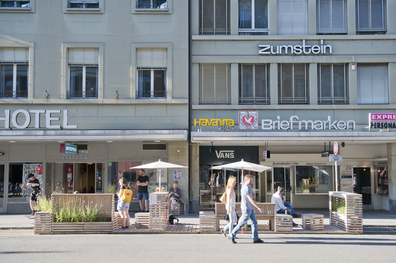 Tägliche Aktivität auf der Zeughausgasse. Einige Fussgänger gönnen sich auf dem Quartierbalkon eine Pause. @Manuel Zingg