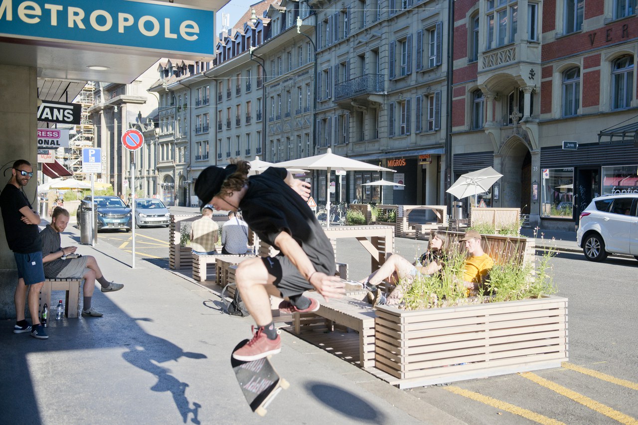 Ein Skateboarder führt in der Zeughausgasse einen Trick vor, dahinter sieht man die aus Holz gemachten Parklets @Manuel Zingg