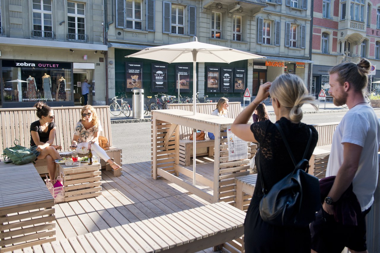 Fussgänger führen Gespräche und geniessen die Sonne und das Essen, das sie mitgebracht haben. @Manuel Zingg