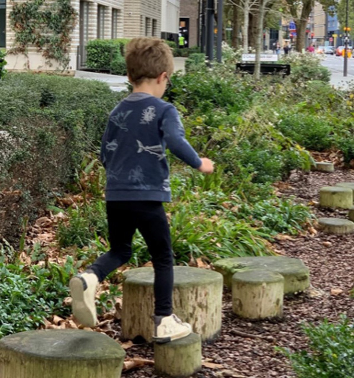 Kind springt auf dem Spielplatz. @Petra Stocker