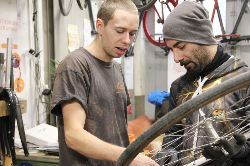 Mitglieder der Freiwilligenarbeit beim Veloflicken